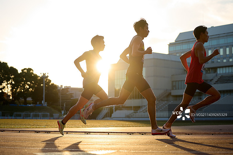 日本运动员在跑道上奔跑图片素材