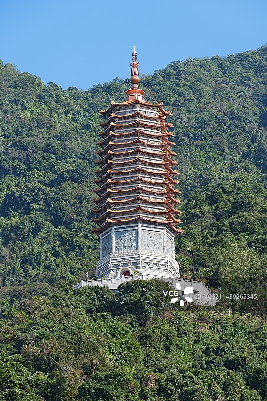 蓝天下的深圳弘法寺图片素材