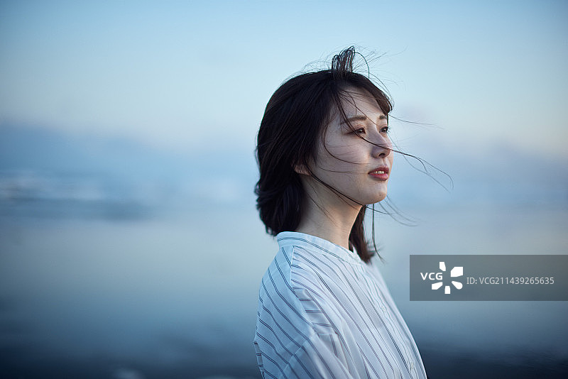 在海滩的日本女人肖像图片素材