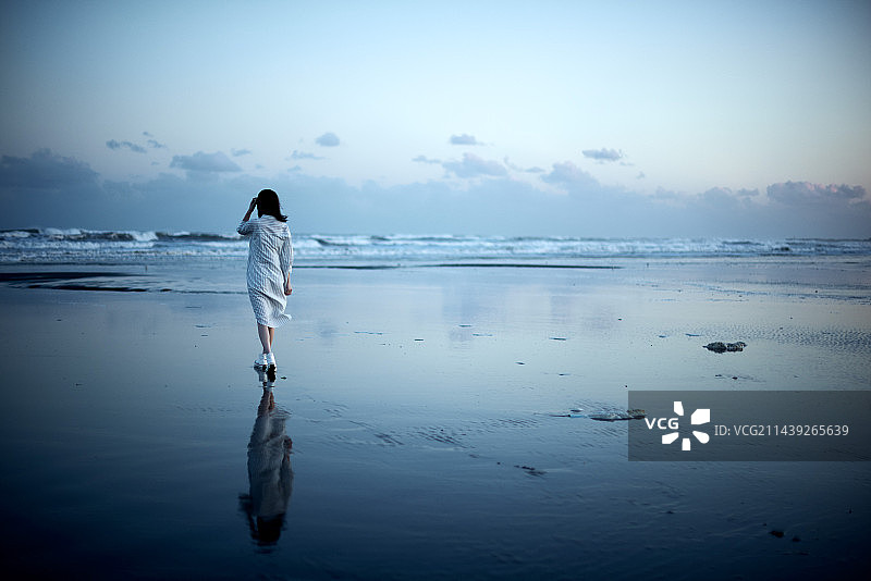 在海滩的日本女人肖像图片素材