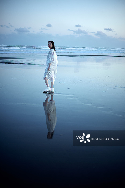 在海滩的日本女人肖像图片素材