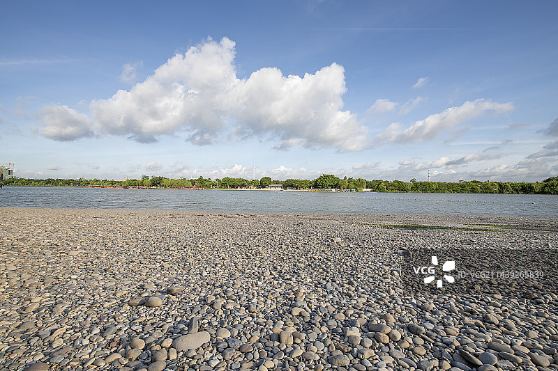 夏季的鹅卵石河滩图片素材