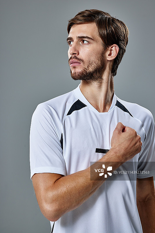 足球运动员的棚拍肖像图片素材