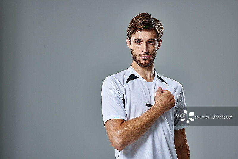 足球运动员的棚拍肖像图片素材