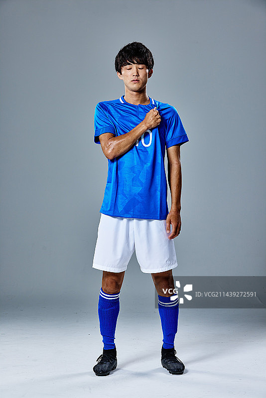 足球运动员的棚拍肖像图片素材