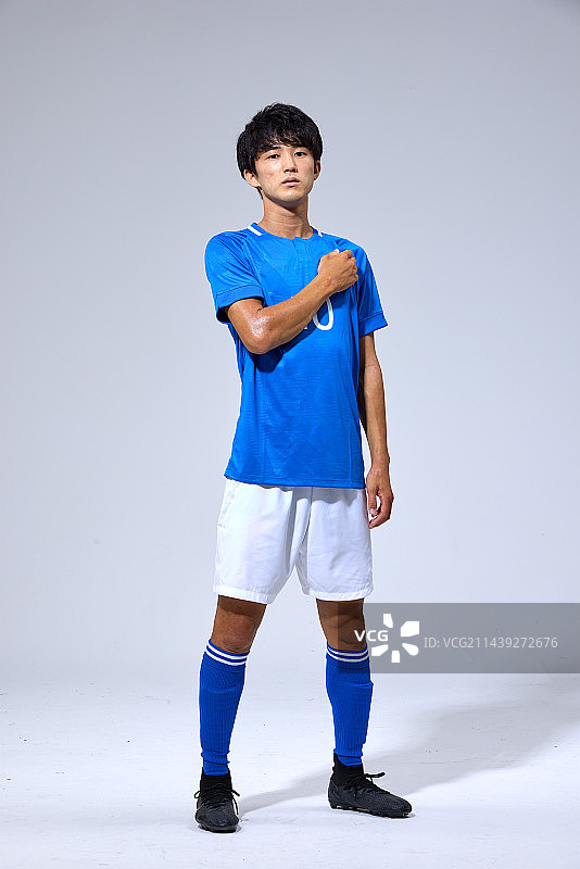 足球运动员的棚拍肖像图片素材