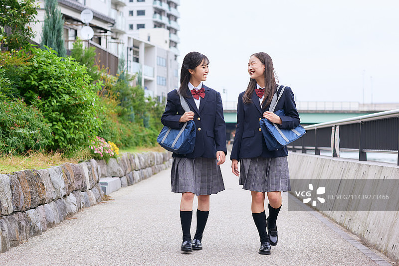 穿着校服的日本高中生图片素材