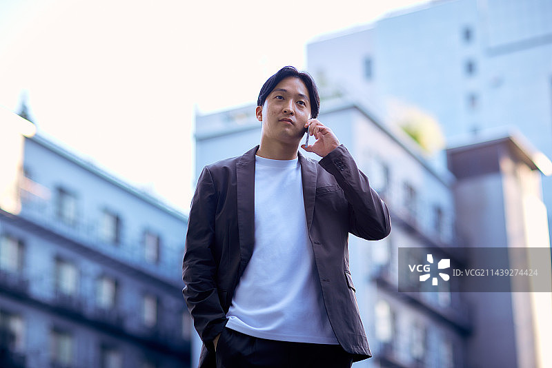 东京市中心里的日本男人肖像图片素材