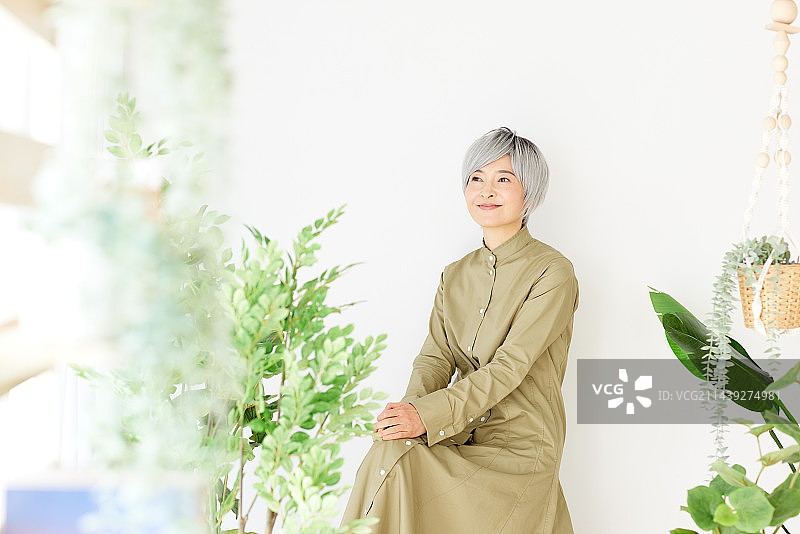 年长的日本妇女在园艺图片素材