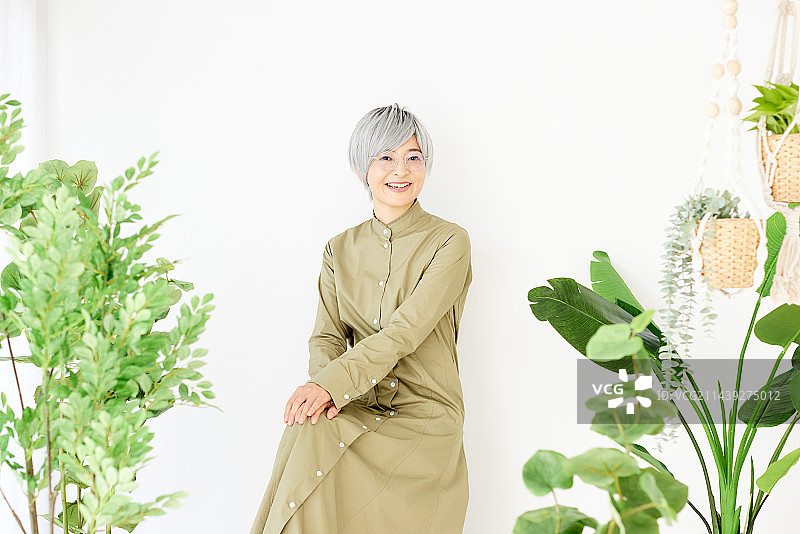 年长的日本妇女在园艺图片素材