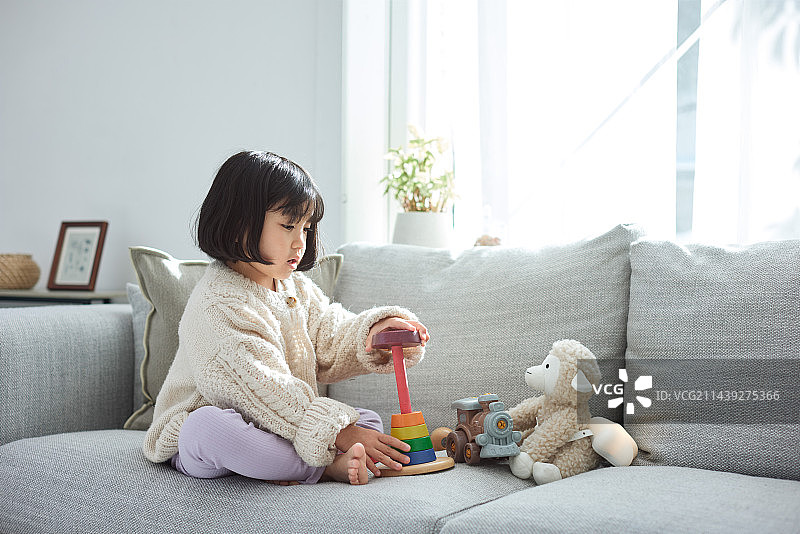 日本小孩在家图片素材