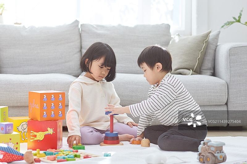 在家的日本儿童图片素材