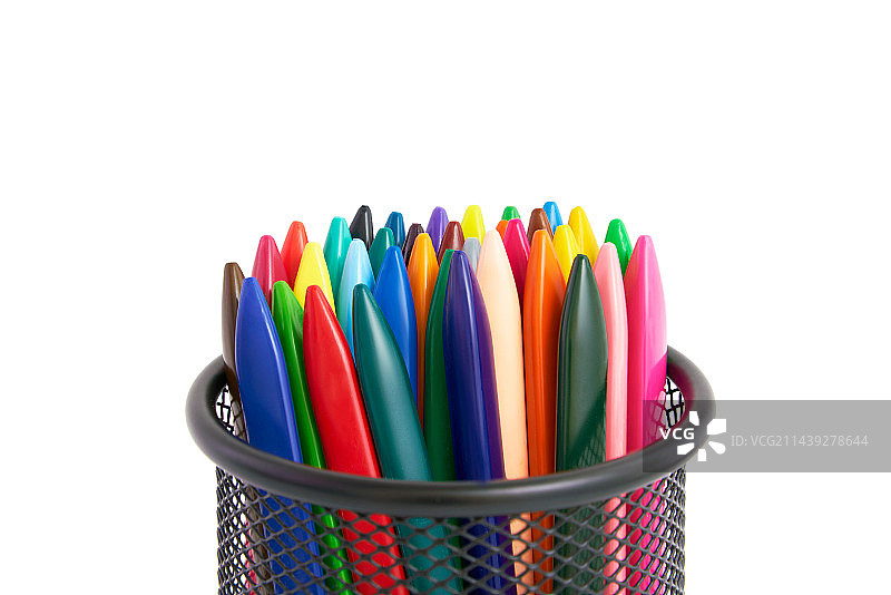 多个彩色蜡笔放在笔筒里和白色背景图片素材