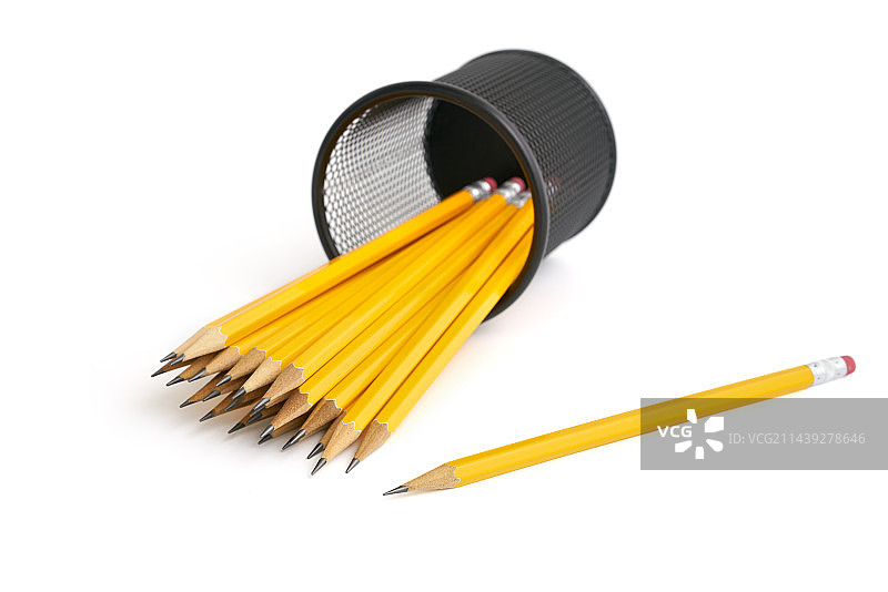 笔筒里的铅笔倾倒在白色背景上图片素材