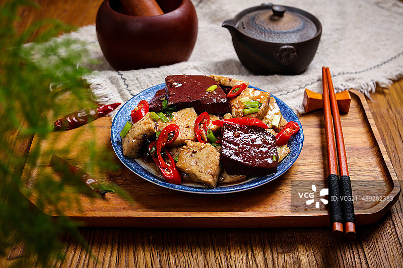 香辣美味特色菜猪红炒豆腐图片素材