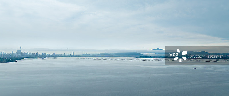 航拍阴天平流雾的深圳湾和香港图片素材