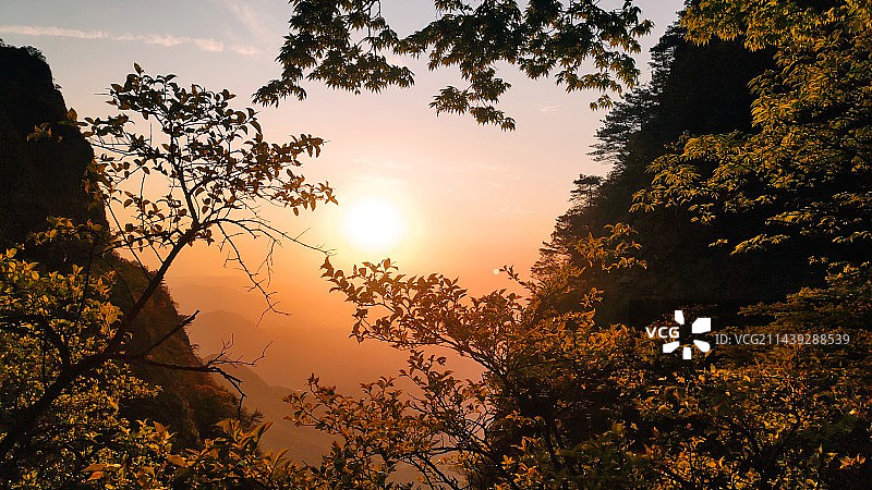 落日余晖下的武功山图片素材