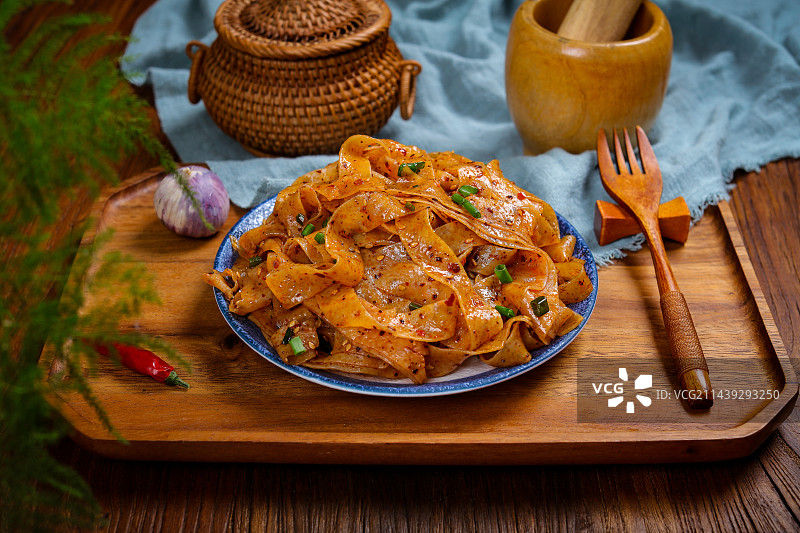 香辣美味特色小吃凉拌凉皮面皮图片素材