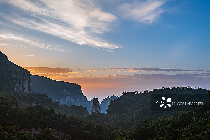 天柱峰晨曦，辉县西太行山（关山）天柱峰是太行山脉最南端，关山有着最美太行山美名。图片素材