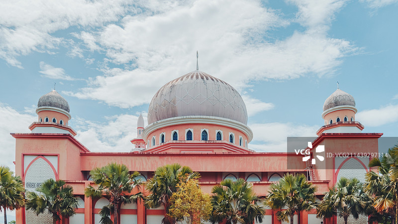 蓝天下的马来西亚沙巴大学的回教堂图片素材
