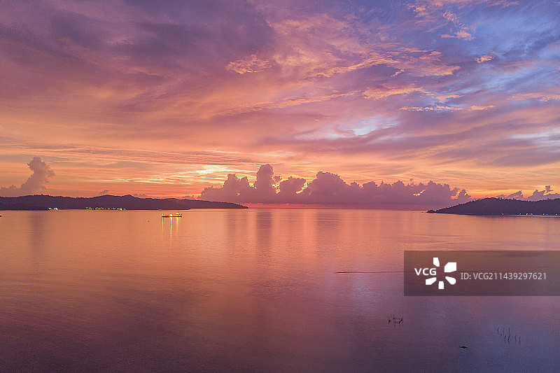 马来西亚沙巴州亚庇市，海面上的火烧云图片素材