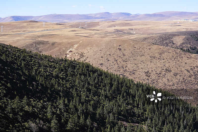 四川省甘孜藏族自治州理塘县晴天附近山脉风景图片素材