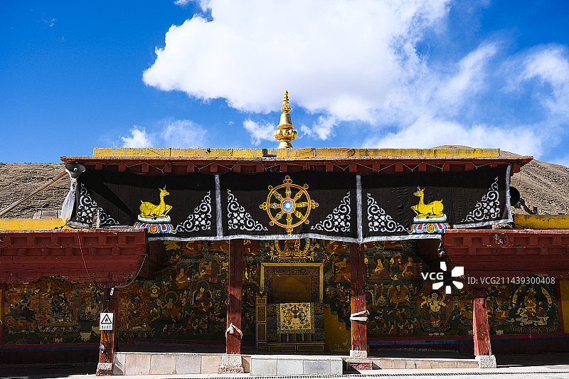 四川省甘孜藏族自治州理塘县晴天长青春科尔寺特色藏族建筑图片素材