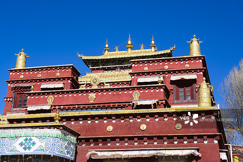 四川省甘孜藏族自治州理塘县晴天长青春科尔寺特色藏族建筑图片素材