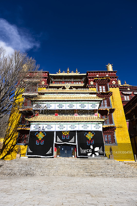 四川省甘孜藏族自治州理塘县晴天长青春科尔寺特色藏族建筑图片素材