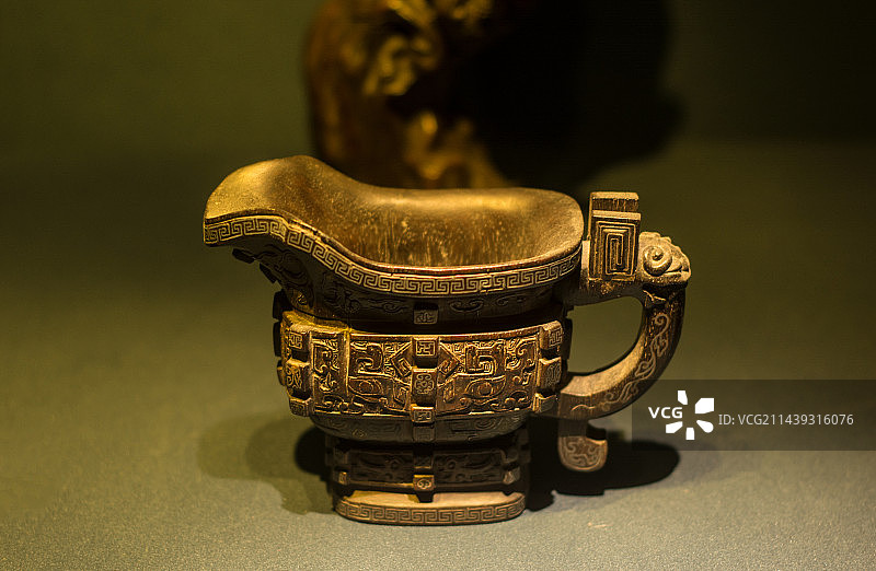 中国江苏南京博物院文物精美的青铜酒器酒杯图片素材