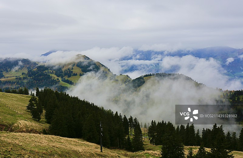 云雾缭绕的瑞吉山图片素材