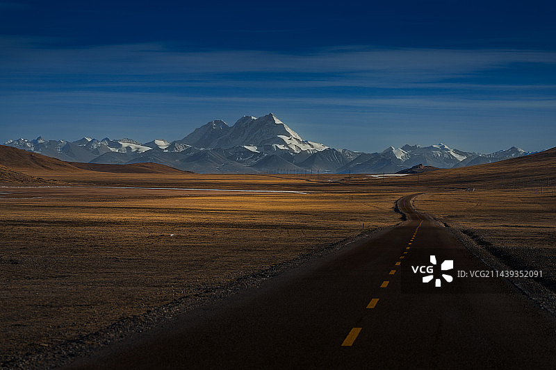 雪山下的公路图片素材