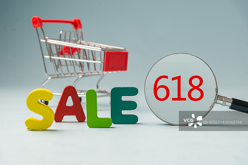 618购物节购物节概念图片：购物车 放大镜 字母积木图片素材