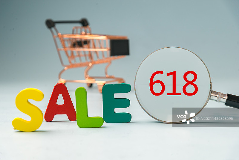 618购物节购物节概念图片：购物车 放大镜 字母积木图片素材