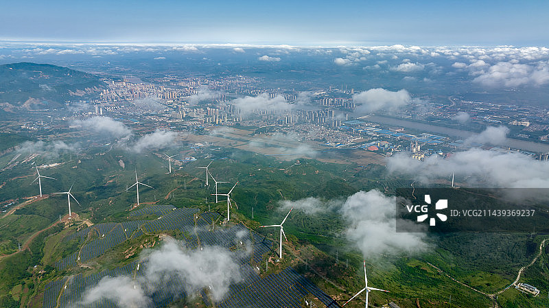 云海下风力发电光伏太阳能电池板电力清洁能源图片素材