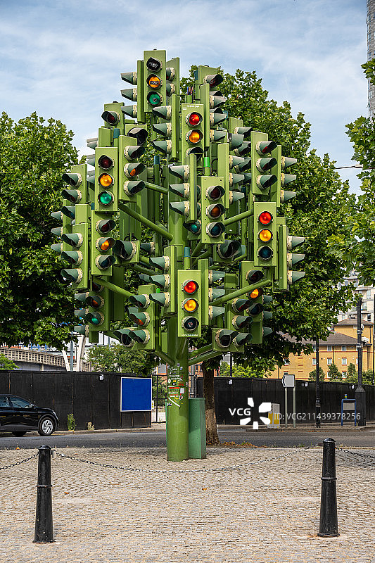英国伦敦狗岛红绿灯组成的树图片素材