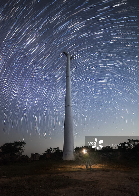 夜空中仰望星空的人图片素材