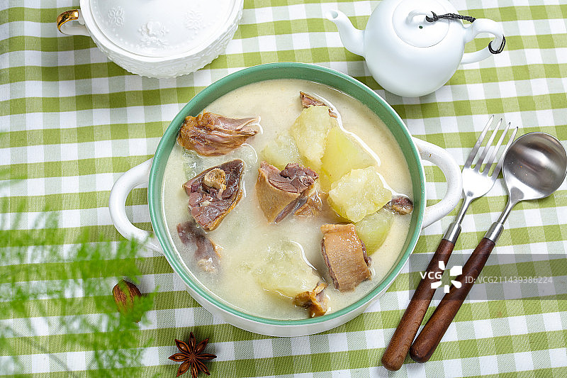 咸香美味特色菜冬瓜腊鸭汤图片素材