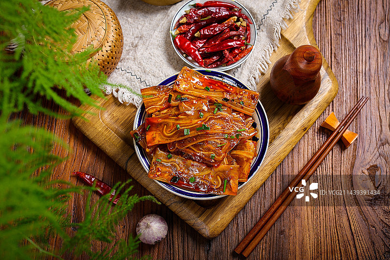 香辣美味下酒菜凉拌猪耳皮冻图片素材