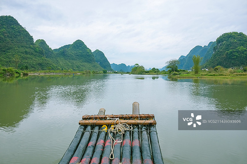 广西桂林阳朔遇龙河漂流图片素材