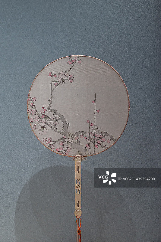 清代绘绣花卉山水团扇图片素材