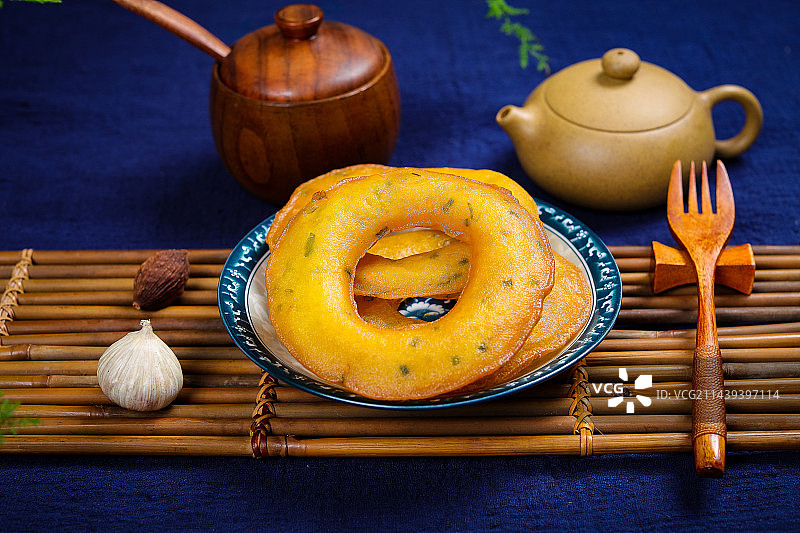 美味面点小吃油炸葱香圈饼图片素材