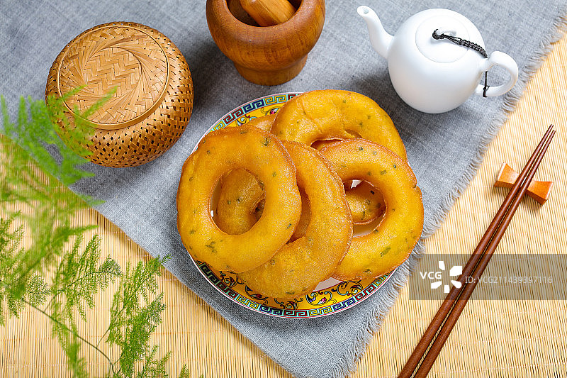 美味面点小吃油炸葱香圈饼图片素材