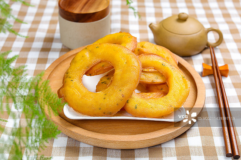 美味面点小吃油炸葱香圈饼图片素材
