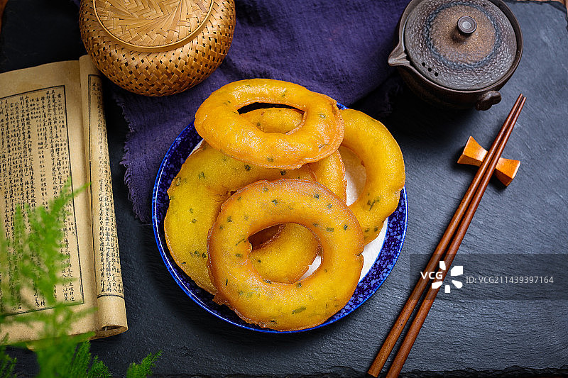 美味面点小吃油炸葱油圈饼图片素材