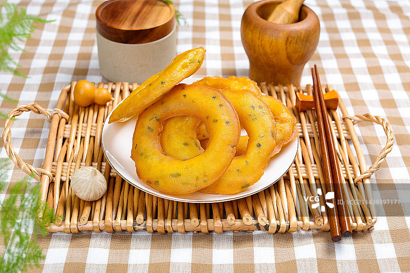 美味面点小吃油炸葱油圈饼图片素材