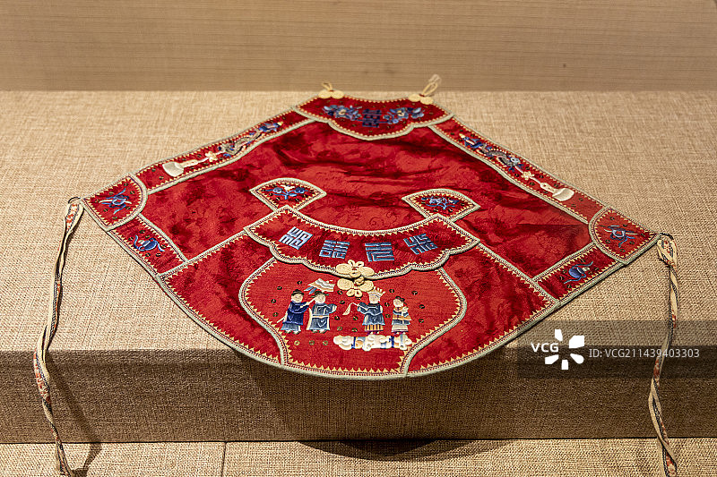 北京工艺美术博物馆：京绣（是在明清时期，在北京民间织绣的基础上发展起来的地方绣，又称“官绣”）图片素材