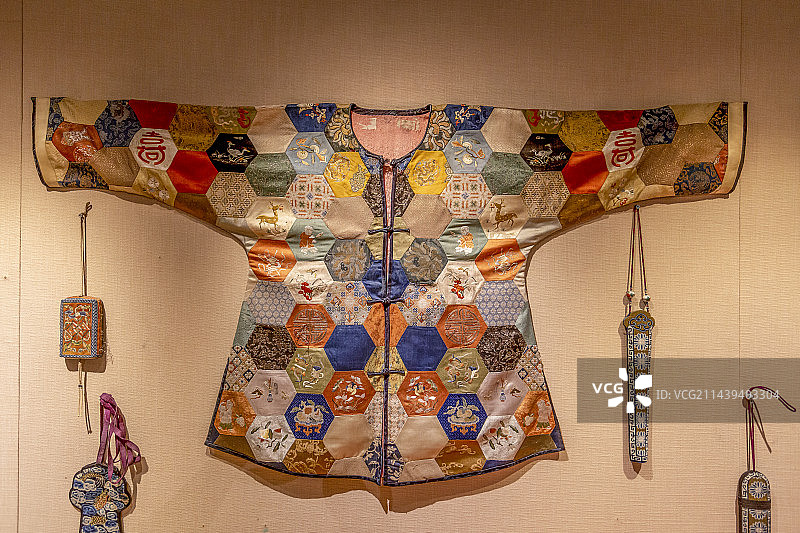 北京工艺美术博物馆：京绣（是在明清时期，在北京民间织绣的基础上发展起来的地方绣，又称“官绣”）图片素材