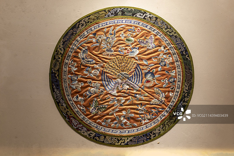 北京工艺美术博物馆：京绣（是在明清时期，在北京民间织绣的基础上发展起来的地方绣，又称“官绣”）图片素材