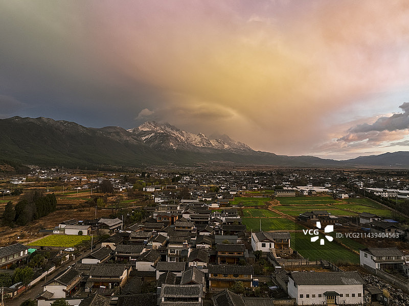 祥云笼罩的玉龙雪山图片素材